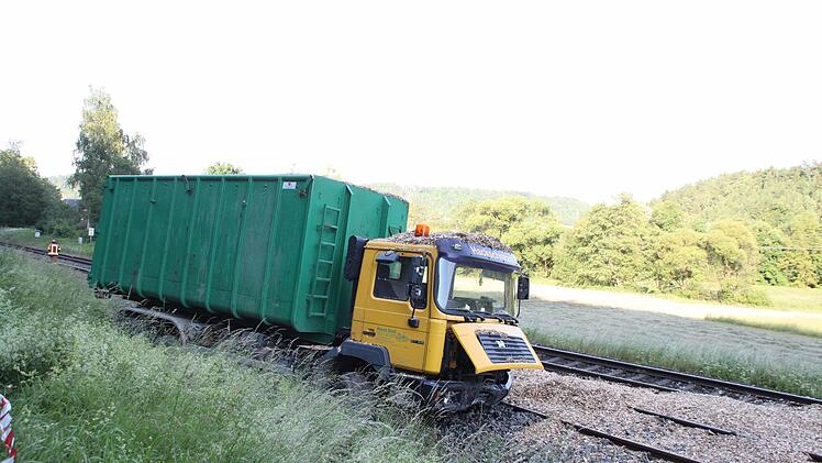 Die Hackschnitzel schleuderten von der Ladefläche des Lastwagens auf die Bahngleise. Sogar die Schienen wurden beschädigt, als sich der Brummi ins Gleisbett bohrte. Fotos: J. Nützel
