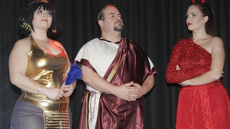 Gräfin Capulet (Cornelia Schmittlein), ihr Mann Graf Carpulet (Ingo Gerhart) und Julias Cousine Tyba (Luisa Lehrieder) amüsieren sich auf dem Maskenball. Später wird Tyba von Romeo umgebracht.