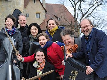 Sind beim "Frühlingsrauschen auf der Altenburg" zu erleben: Katja Kuen, Christoph Kuen, Aki Sunahara, Claudia Raab, Sabine Lier, Martin Neubauer, Heiko Triebener und Victoria Heinz (vorne).  Foto: Brentano-Theater
