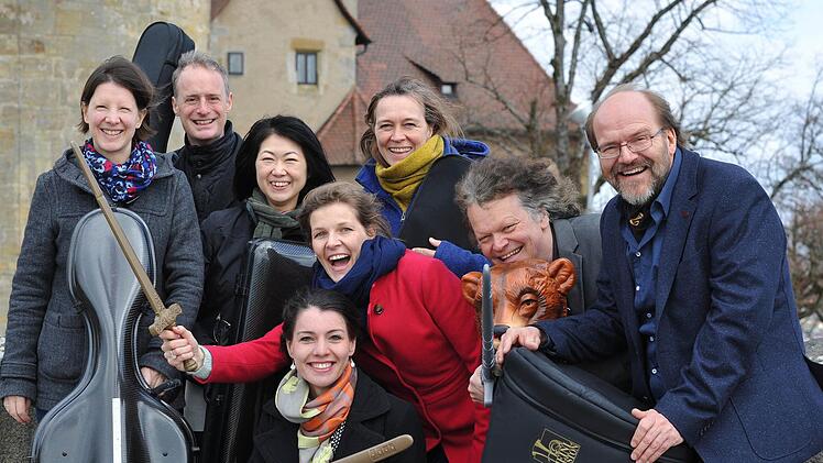 Sind beim "Frühlingsrauschen auf der Altenburg" zu erleben: Katja Kuen, Christoph Kuen, Aki Sunahara, Claudia Raab, Sabine Lier, Martin Neubauer, Heiko Triebener und Victoria Heinz (vorne).  Foto: Brentano-Theater