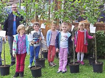 Große Bäume für kleine Kinder (von links): OGV-Vorsitzender Stefan Bauer, Beisitzer Peter Mastalerz sowie Gemeinderat Jochen Gleich freuen sich mit den Abc-Schützen aus Steinberg und Umgebung.  Foto: Heike Schülein