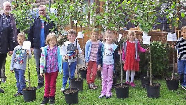 Große Bäume für kleine Kinder (von links): OGV-Vorsitzender Stefan Bauer, Beisitzer Peter Mastalerz sowie Gemeinderat Jochen Gleich freuen sich mit den Abc-Schützen aus Steinberg und Umgebung.  Foto: Heike Schülein
