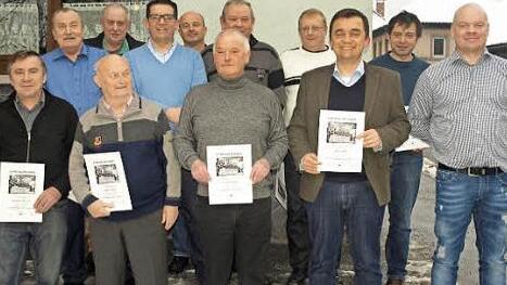 Christopher Zeuß (rechts) zeichnete Mitglieder der Soldatenkameradschaft Wallenfels aus. Im Bild (vorne, von links) Michael Müller, Heinz Stumpf, Georg Heibl und Jens Korn sowie (dahinter, von links) Gerhard Schlagenhaft, Reinhard Sattler, Thomas Korn, Michael Zeitler, Hans Weiß, Thomas Fischer und Andreas Buckreus.  Foto: Susanne Deuerling