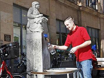 Sebastian Walz von den Stadtwerken entnimmt am Trinkwasserbrunnen Humsera eine Wasserprobe.  Foto: Stadtwerke