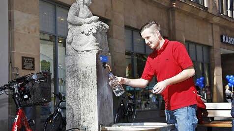 Sebastian Walz von den Stadtwerken entnimmt am Trinkwasserbrunnen Humsera eine Wasserprobe.  Foto: Stadtwerke