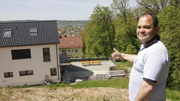 Biergenuss mit bestem Fernblick soll der Gottla-Keller bieten. Wirt Haldun Yildirim will die Hangfläche terrassenförmig anlegen.  Fotos: Oswald