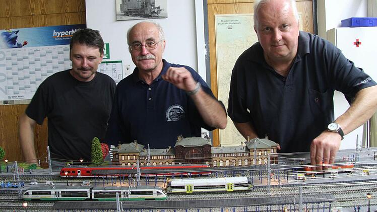 Matthias Sperling, Helmut Kortschack und Frank Baumgärtel führen die letzten Arbeiten an der Mega-Anlage aus. Foto: Sonny Adam