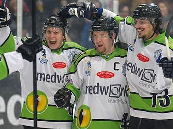 Hatten auch in Lindau Grund zur Freude: Patrik Dzemla, HEC-Kapitän Daniel Sikorski und Markus Babinsky (v.l.). Foto: Archiv