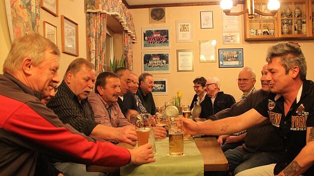 Gibt's seit 60 Jahren: den Kirchleuser Stammtisch "Die lustigen Br&uuml;der". Foto: Stephan Tiroch