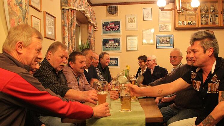 Gibt's seit 60 Jahren: den Kirchleuser Stammtisch "Die lustigen Brüder". Foto: Stephan Tiroch