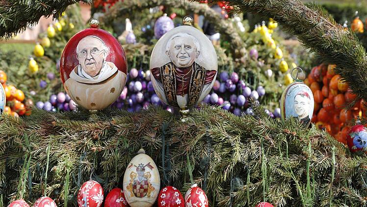 Der fertig geschmückte Osterbrunnen in Lauf (Gemeinde Zapfendorf). Foto: Matthias Hoch