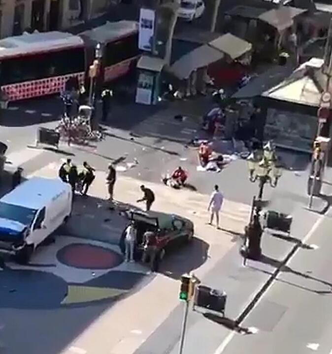 Lieferwagen fährt in Barcelona in Menschenmenge