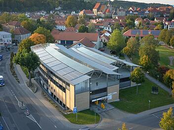 Das Parkdeck ist nur zwei Gehminuten vom Stadtzentrum entfernt und ganzjährig rund um die Uhr geöffnet. Die erste halbe Stunde ist kostenlos, Dauerparkplätze können kostengünstig gebucht werden. K.- H. Hofmann