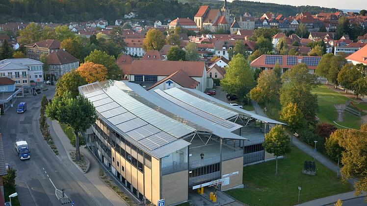 Das Parkdeck ist nur zwei Gehminuten vom Stadtzentrum entfernt und ganzjährig rund um die Uhr geöffnet. Die erste halbe Stunde ist kostenlos, Dauerparkplätze können kostengünstig gebucht werden. K.- H. Hofmann
