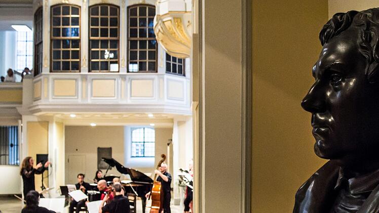 Die Coburger Erstaufführung der "Misa Tango" lockte zahlreiche Zuhörer in die Morizkirche. Unter der Leitung von Antoinetta Bafas beeindruckte der "Chor Unerhört" gemeinsam mit den Vokalsolisten Joana Tautu und Marcello Mejia-Mejia.Foto: Jochen Berger