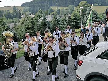 Kirchenparade: Zu den Klängen der Wickendorfer Musikanten zogen die örtlichen Vereine vom Feuerwehrhaus zum Gotteshaus.Uwe Thoma