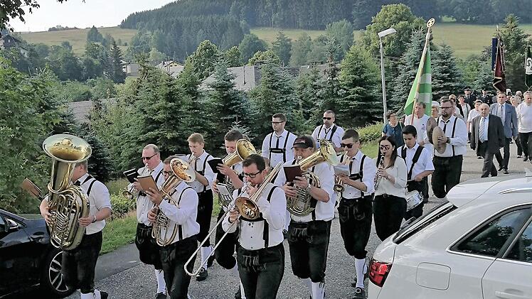 Kirchenparade: Zu den Klängen der Wickendorfer Musikanten zogen die örtlichen Vereine vom Feuerwehrhaus zum Gotteshaus.Uwe Thoma