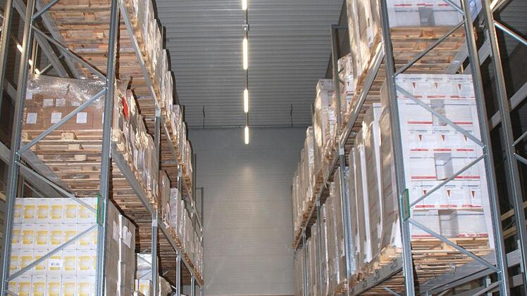 In der 1400 Quadratmeter großen Halle mit zirka 2000 Palettenstellplätzen kombiniert Murrmann Hochregal- und Blocklager sowie Kommissionierungszonen und ermöglicht damit eine hohe Flexibilität und Geschwindigkeit beim Warenumschlag.