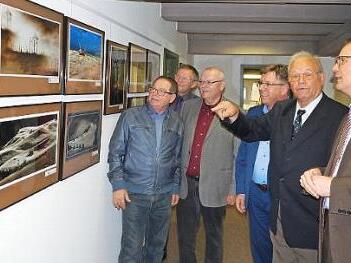 Bei der Vernissage (von links): Benjamin de Pellegrin von der Europa-Union, Kreisrat Siegfried Küspert, Stadtrat Lothar Seyfferth, Studienleiter Thomas Nagel, Ludvik Erdmann (Präsident der FOS Sokolov) und Stadtrat Wolfgang Brehm Foto: Horst Wunner