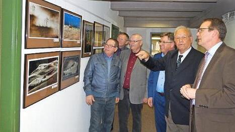 Bei der Vernissage (von links): Benjamin de Pellegrin von der Europa-Union, Kreisrat Siegfried Küspert, Stadtrat Lothar Seyfferth, Studienleiter Thomas Nagel, Ludvik Erdmann (Präsident der FOS Sokolov) und Stadtrat Wolfgang Brehm Foto: Horst Wunner