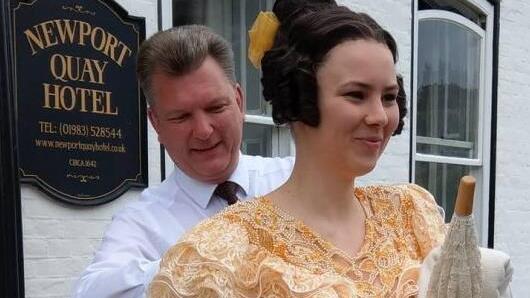 Startklar für den ersten großen Auftritt des Coburger "Victoria-Doubles" Lou Leimeister in England - hier hilft Coburgs royaler Hauptorganisator Michael Selzer beim letzten Check des Kleids.Simone Bastian