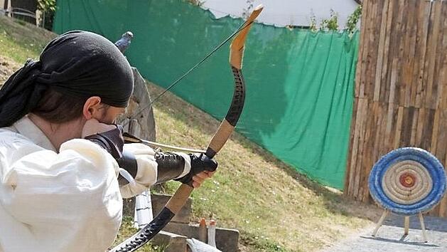 Spannend gestaltete sich im &uuml;bertragenen wie w&ouml;rtlichen Sinne das von den "Dornig-Sch&uuml;tzen" der Kultur- und Freizeitfreunde Bad Staffelstein erstmals beim Altstadtfest ausgetragene Bogenturnier. Foto: Mario Deller