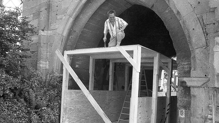 1996, ein Jahr nach dem Blitzeinschlag, wurde ein Provisorium errichtet, das sieben Jahre stehen blieb.  Foto: Archiv/Heike Beudert