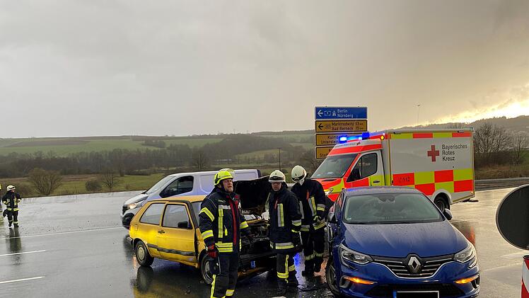 B303 im Kreis Kulmbach: Autofahrerin &uuml;bersieht Gegenverkehr - Mann schwer verletzt