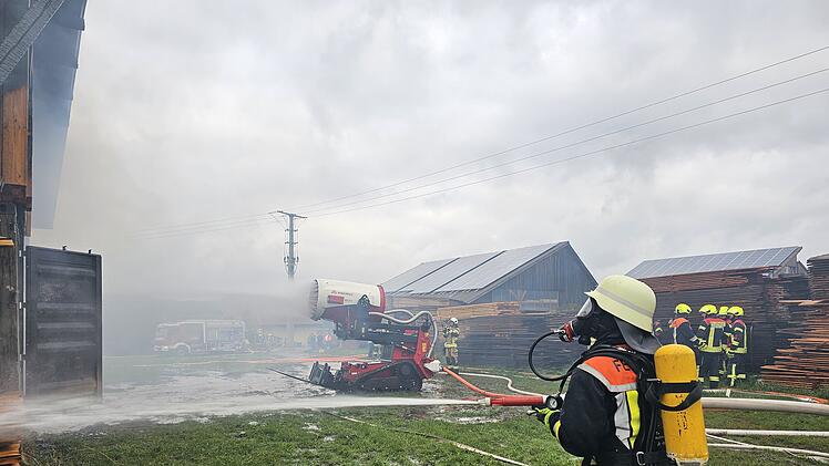 Lagerhalle in Vollbrand