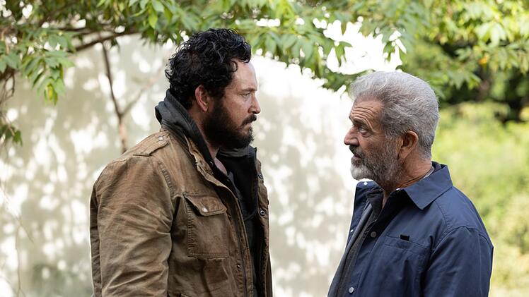 Kein Highlight in seiner Karriere: In "Panama - The Revolution is Heating Up" spielt Mel Gibson (rechts) einen Ex-Kommandeur, den fr&uuml;heren Marinesoldaten Becker (Cole Hauser) mit einem besonderen Auftrag &uuml;berrascht.