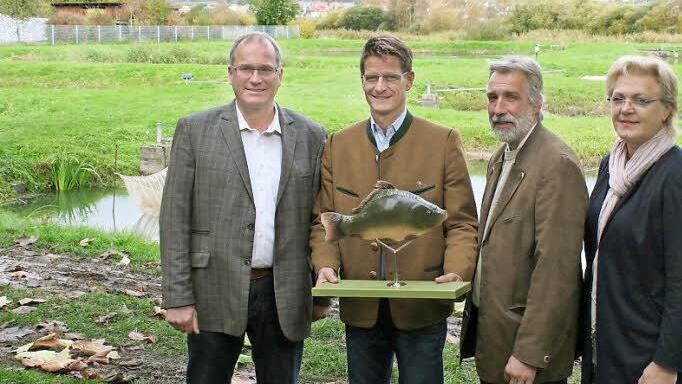 Irene Häusler, Walter Jakob, Martin Oberle setzen auf die Verbindung mit dem Münchner Pschorr-Wirt Jürgen Lochbihler (Dritter von rechts).  Fotos: Evi Seeger/Archiv