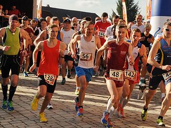 Ein großes Teilnehmerfeld war in Ludwigschorgast am Start beim 27. Frankenwaldlauf, den Marcel Staudacher (Team Klinikum Nürnberg/Nummer 142) dominierte. Rüdiger Bauer (SGB Stadtsteinach/Nummer 48) wurde Zweiter. Fotos: Michael Kraus