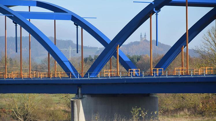 Zwei der drei Bögen der Wiesener Mainbrücke