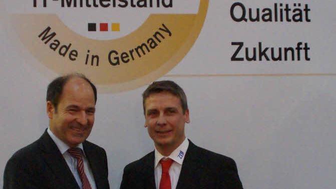Martin Hubschneider (links), BITMi-Vizepräsident, überreicht Steffen Berger das Zertifikat. Foto: ZMI