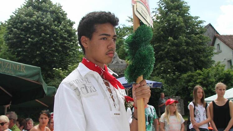 Der Bändertanz vor der Linde ist der Höhepunkt. Foto: Sonja Adam