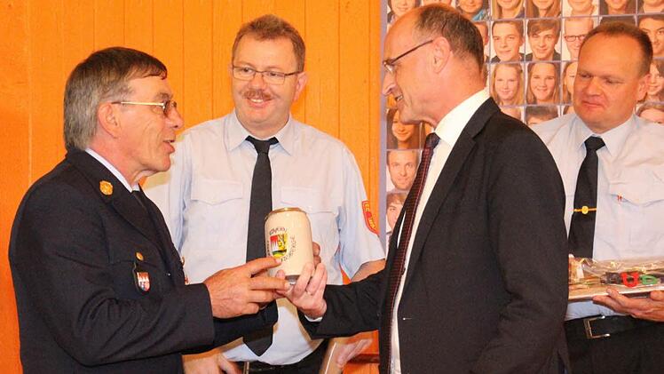 Rudi Lübke (links) wurde zum Ehrenkreisbrandinspektor ernannt. Ihm gratulierten (weiter von links) KBR Ralf Dressel, Landrat Wilhelm Schneider und Lübkes Nachfolger, Thomas Habermann.  Foto: Helmut Will