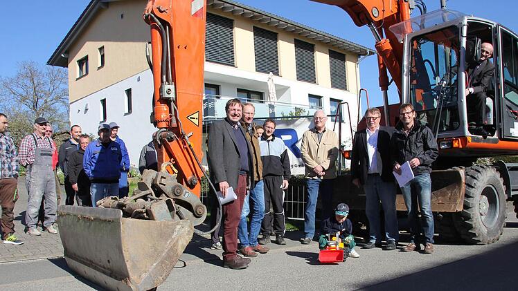 Vertreter von Behörden, Baufirma und Anlieger schauten zu, wie Landrat Wilhelm Schneider in den Bagger stieg. Foto: Ralf Kestel