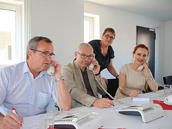 Zum "Aktionstag gegen den Schmerz" gab es eine Telefonaktion der Saale-Zeitung. Unser Bild zeigt (von links) Prof. Dr. Rudolf-Albert Venbrocks, Dr. Joachim Harth und Dr. Maximiliane Deckart an den Hörern mit der stellvertretenden Redaktionsleiterin Annett Lüdeke (hinten). Foto: Ralf Ruppert