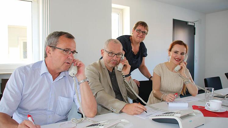 Zum "Aktionstag gegen den Schmerz" gab es eine Telefonaktion der Saale-Zeitung. Unser Bild zeigt (von links) Prof. Dr. Rudolf-Albert Venbrocks, Dr. Joachim Harth und Dr. Maximiliane Deckart an den Hörern mit der stellvertretenden Redaktionsleiterin Annett Lüdeke (hinten). Foto: Ralf Ruppert