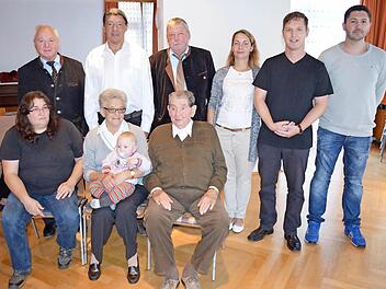 Ernst und Helga Scholl (sitzend von rechts) zusammen mit den Gratulanten Foto: Thomas Micheel