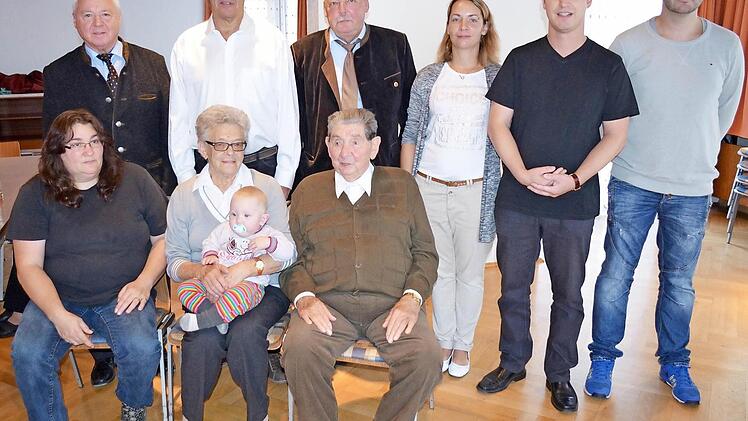 Ernst und Helga Scholl (sitzend von rechts) zusammen mit den Gratulanten Foto: Thomas Micheel
