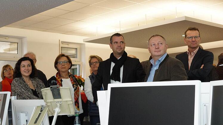 Aufmerksame Beobachter beim Redaktionsfrühstück der Saale-Zeitung am Samstag: (von links) Staatssekretärin Dorothee Bär, Bezirksrätin Karin Renner, Helga Schleier, Bürgermeister Anton Schick jun., Landrat Thomas Bold und MdL Günter Felbinger. Foto: Ruppert