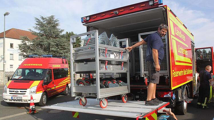 Auf Rollcontainern befinden sich die Einsatzmittel und die Geräte, die zum Unfallort gebracht werden sollen. Foto: Matthias Einwag