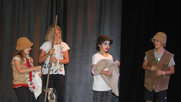 Die Clowns sorgten beim Kindermitmachzirkus zwischen den Akrobaten für viel Spaß.