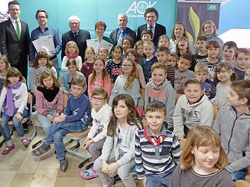 Die Schüler der Grundschule Marktzeuln freuen sich mit Vertretern der AOK, der Schulen und des Landkreises über die Teilnahme am Programm Klasse2000,  Foto: privat