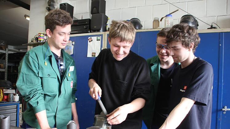 Der Azubi Marc Feuerpfeil (2. von links) findet es positiv, dass er den jungen Auszubildenden aus Wales einen Einblick in seinem Berufsalltag gewähren kann. Mit im Bild: James Wynne, Edward Leeds und Samuel Buffery