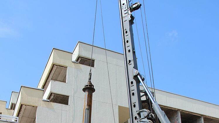 Mit einem riesigen Bohrer werden Löcher für die mehr als sechs Meter langen Betonpfeiler gebohrt, die die Wände der neuen Tiefgarage sichern sollen.Ulrike Nauer