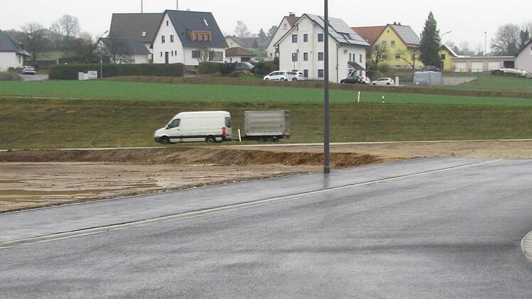 Am Ende dieses neu erstellten Stra&szlig;enzugs im Gewerbegebiet Nord beginnen wohl im Mai 2019 die Arbeiten f&uuml;r den Kreisverkehrsplatz.  Foto: Karbach