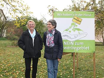 Die Stimmung ist gut bei der neuen "Bürgerliste Zukunft Himmelkron": Vorsitzende Wilhelmine Denk (rechts) und Schriftführerin Brunhilde Kohl sind zuversichtlich, dass die Liste einen oder mehrere Vertreter in den künftigen Gemeinderat entsenden kann. Foto: Katrin Geyer