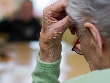 Der 81 Jahre alte Bewohner eines Pflegeheims im Landkreis Kronach wurde von seiner Tochter bitter hintergangen: Sie hat ihre Kontovollmacht missbraucht, um ihm fast 25 000 Euro zu stehlen.  Symbolbild: Patrick Pleul/dpa